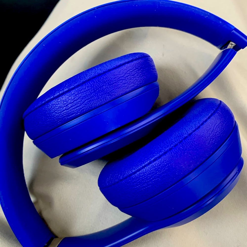 Beats Solo 3.by Dr. Dre - wireless . Royal Navy . W/ headphone case. Barely used